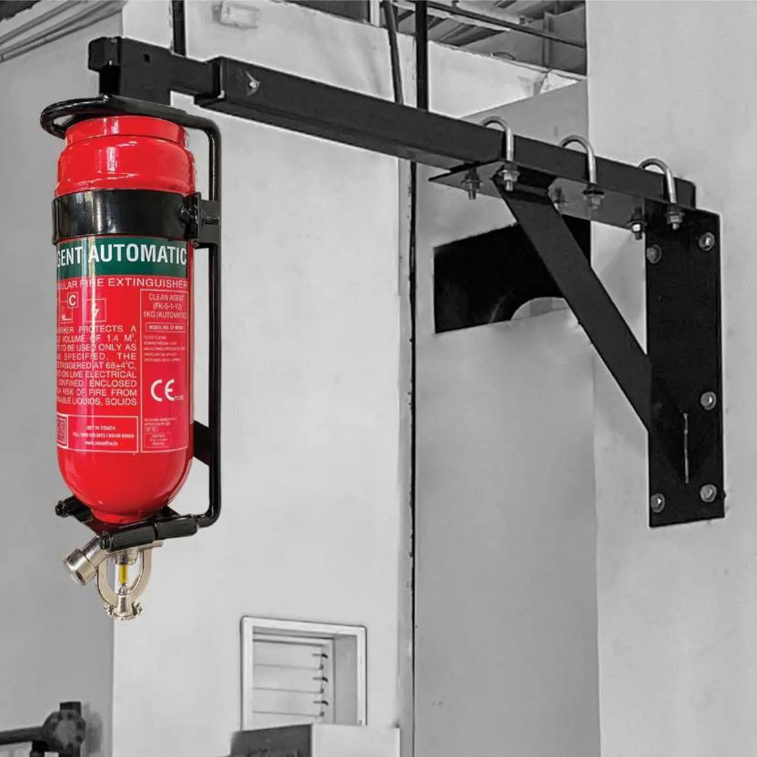 Wall mounted automatic fire extinguisher